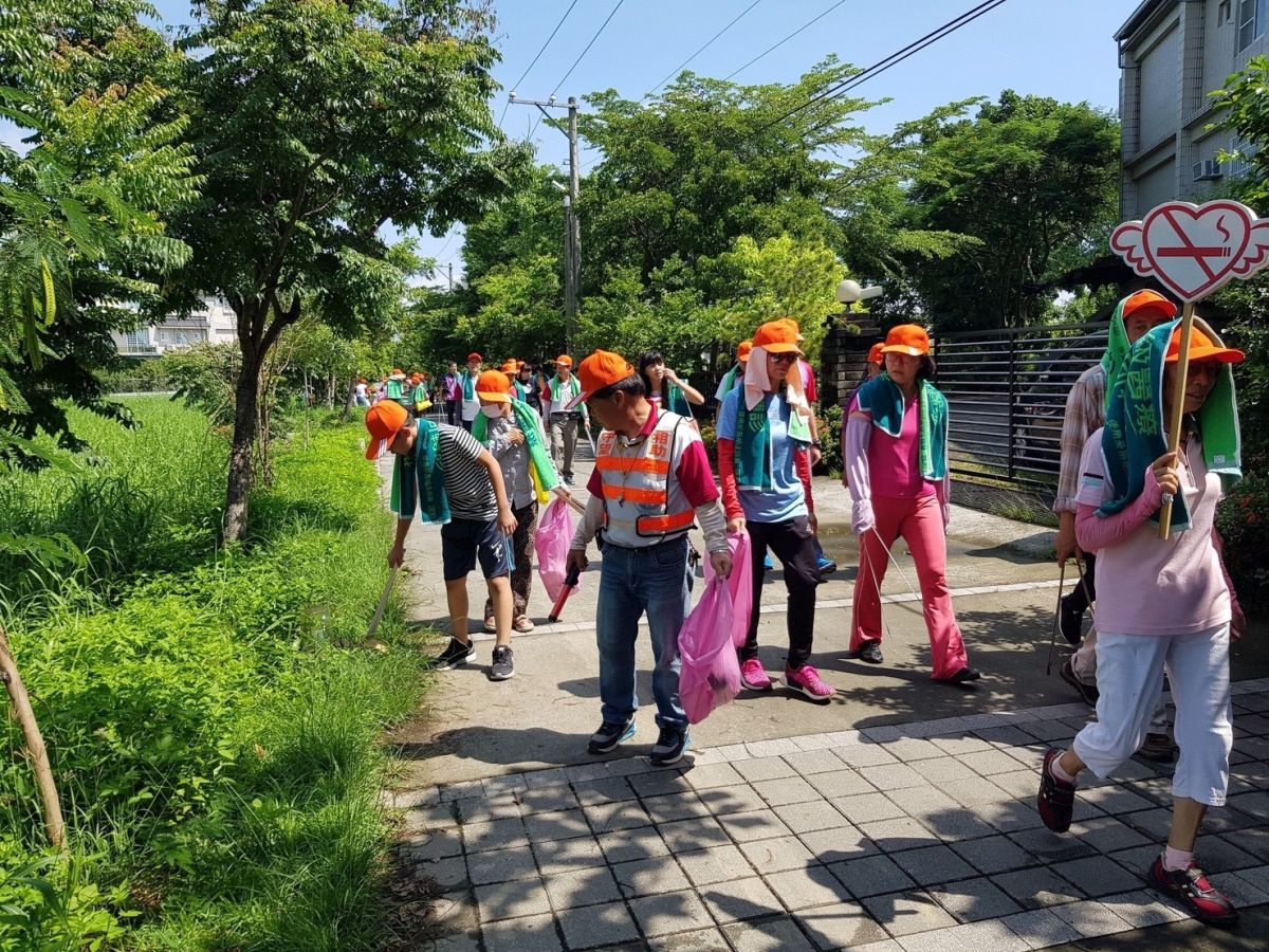▲里民熱情投入無菸宣導，清除垃圾，還給頂庄社區美麗的環境。（圖／嘉義市東區衛生所主任林唐逵提供）