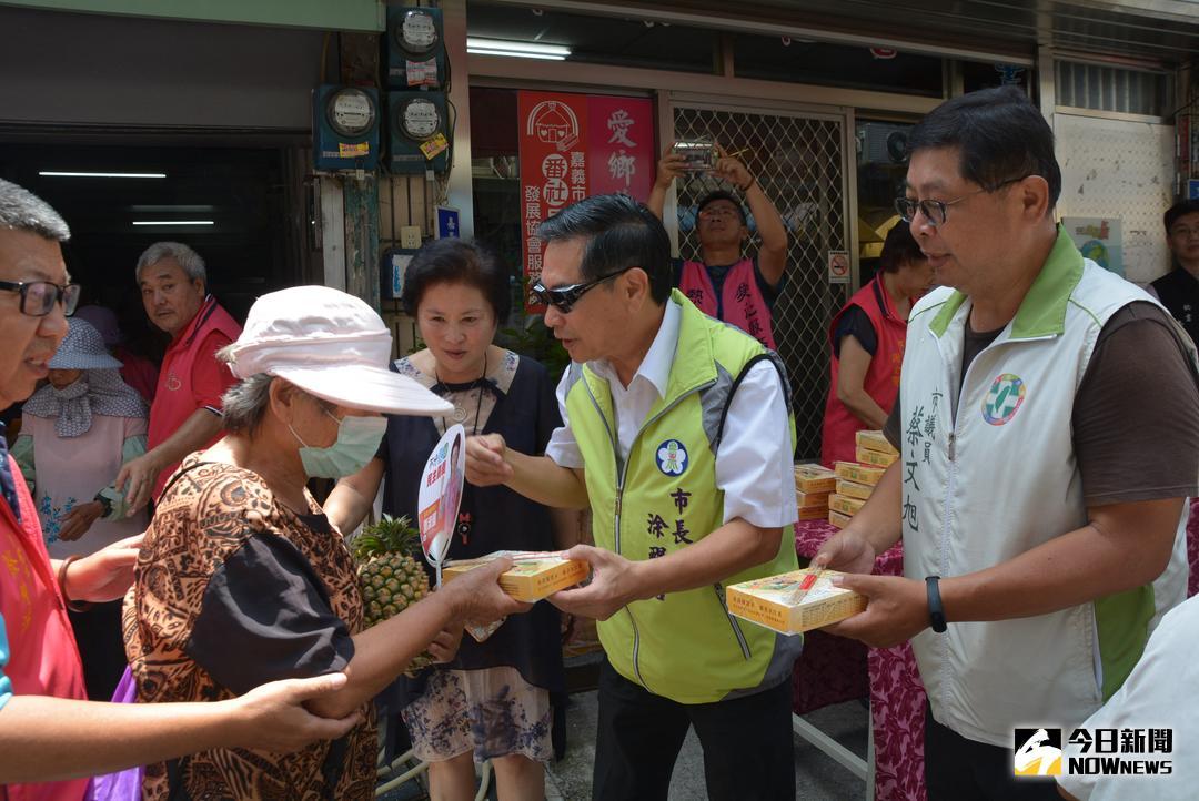 ▲：涂醒哲市長及蔡文旭議員來協助發放便當及鳳梨。（圖／記者郭政隆攝影2018.7.9）