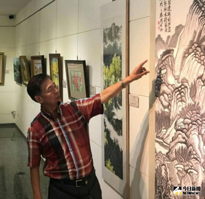 ▲「卦山畫會」多元化美學作品在永靖成美藝廊展出，理事長黃譯鋒為民眾導覽。（圖／記者唐詠絮攝，2018.07.09）