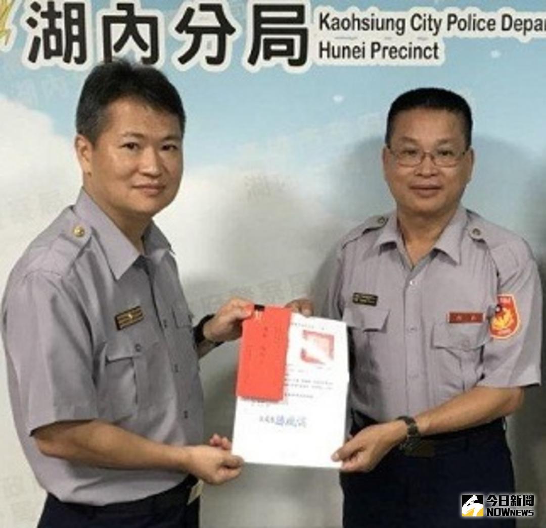 ▲高雄市警湖內分局分局長孫成儒(左)頒獎表揚阿蓮查獲毒品案，由阿蓮分駐所所長吳燕成(左)代表接受。(圖／記者黃守作攝，2018.07.09)