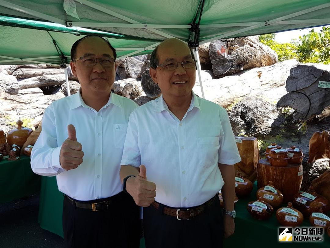 ▲羅東林區管理處處長吳坤銘\\(右\\)與胞弟宜蘭縣警局長吳坤旭\\(左\\)聯手破獲盜取國有林木山老鼠。（圖／記者李清貴攝 , 2018.07.09\\)