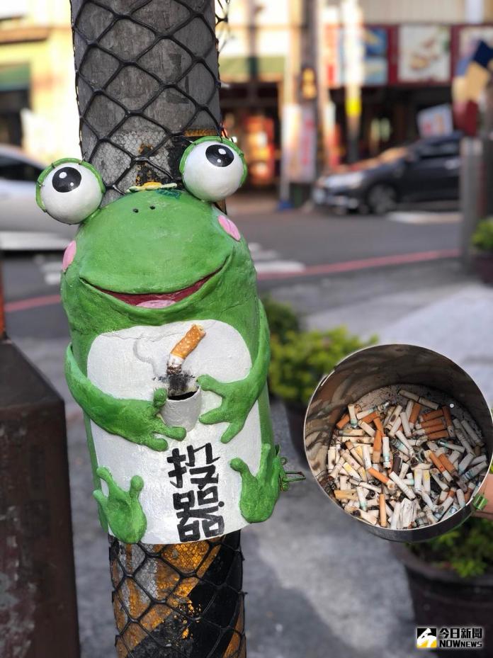 ▲市公所清潔隊在市區燈桿上懸掛青蛙造型的「菸投器」，路面果然乾淨許多，未來將放置更多的「青蛙」維護市容。（圖／記者陳雅芳攝，2018.07.09\\)