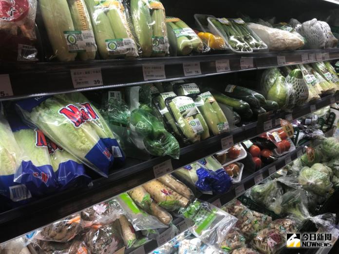 ▲強颱瑪莉亞逐漸逼近台灣，超市業者表示，雖然市場菜價已經開始漲價，但超市蔬菜、水果依舊維持原價，且蔬果類提高2倍備貨量。（圖／記者彭夢竺攝，2018.7.10）