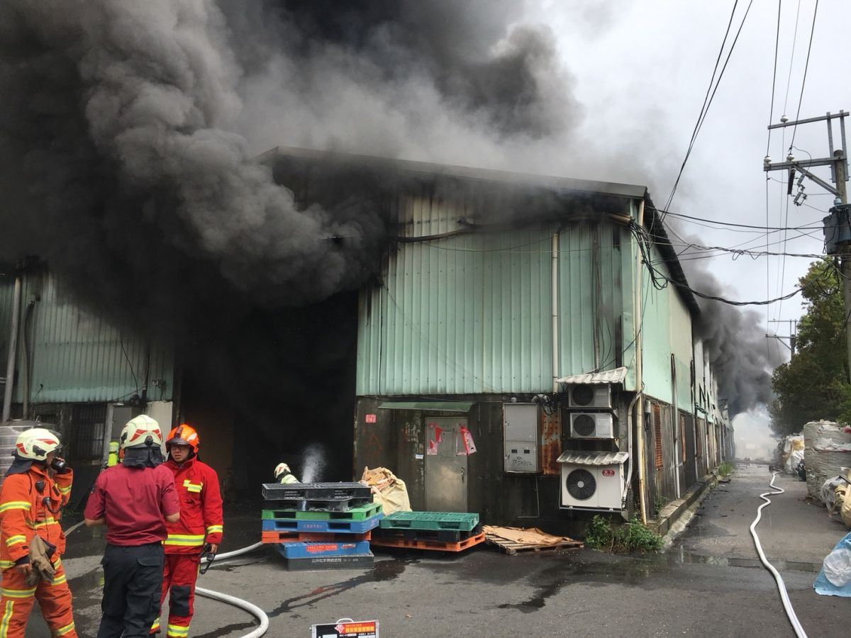 ▲桃園市龜山區坪頂地區發生鐵皮屋工廠火警，濃煙沖天連山下都看得到。（圖／桃園市消防局提供 , 2018.07.10）