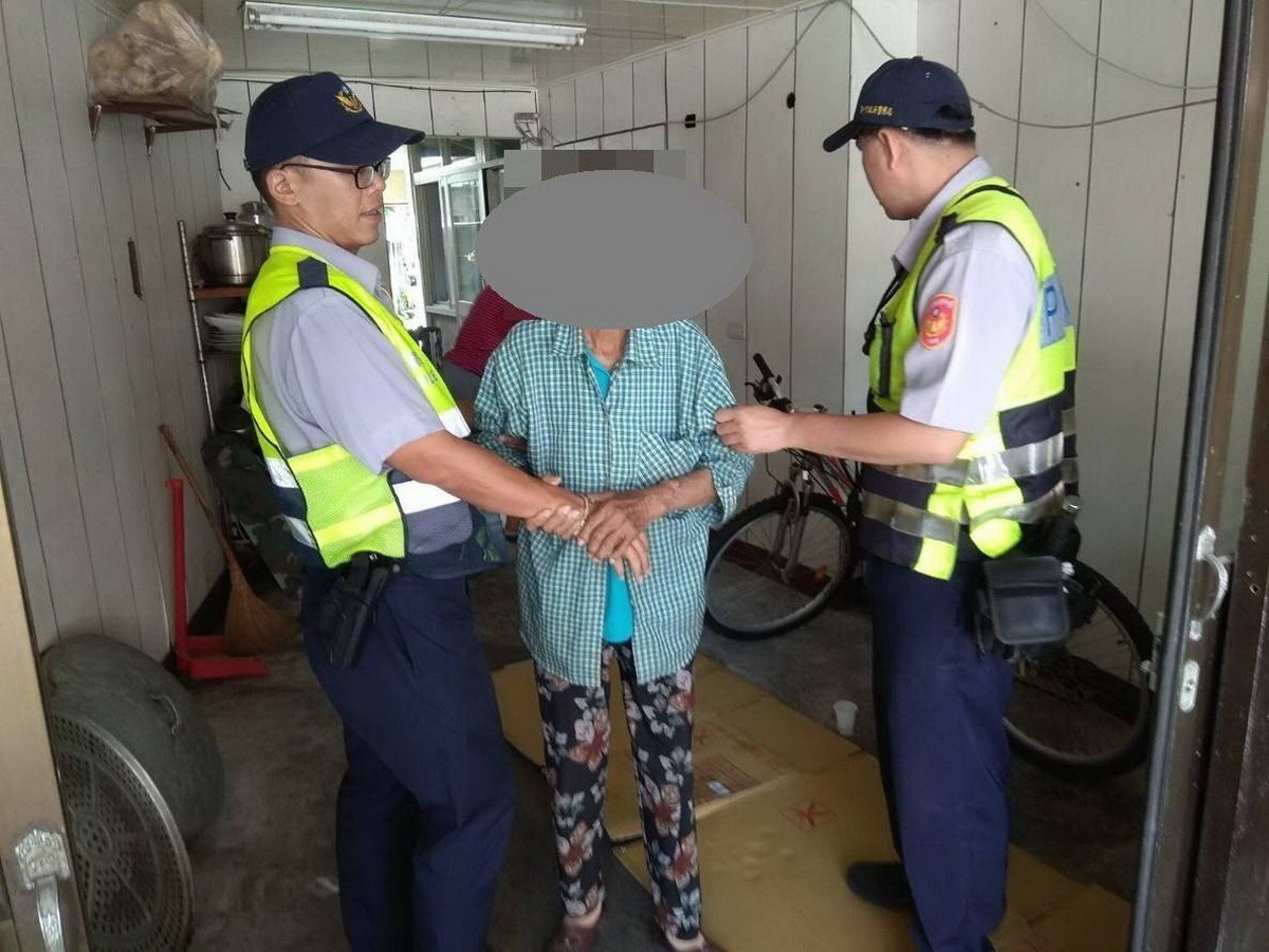 ▲八旬老嫗頭暈倒地，員警協助就醫後送返家，老嫗痊癒後特地到分駐所向員警致謝。（圖／豐原警分局提供2018.7.10）