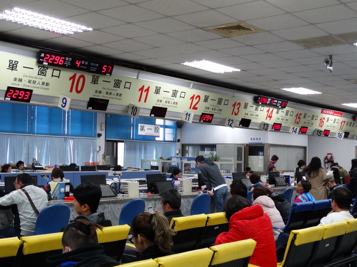 ▲7月間都有許多民眾到監理站申辦業務，臺中市監理站建議民眾儘量避開尖峰時刻。（圖／臺中市監理站提供2018.7.10）