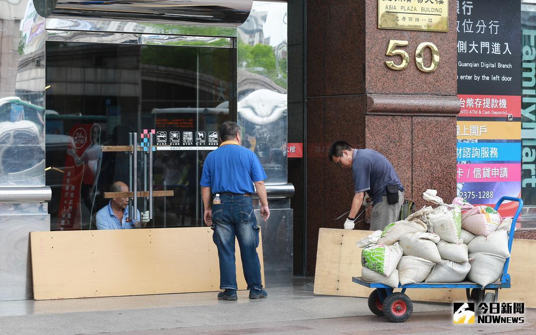 ▲颱風瑪莉亞步步進逼，店家都開始做防颱準備。（圖／記者葉政勳攝 , 2018.07.10）