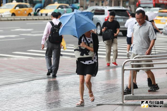 ▲《NOWnews今日新聞》整理颱風假勞動權益、出勤相關規定，8大QA帶你一次看懂。（圖／記者葉政勳攝）