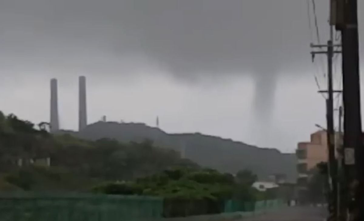 ▲颱風還沒登陸，卻有民眾在基隆外木山附近目擊水龍捲氣流出現在海面上。（圖／翻攝自市議員楊石城臉書）