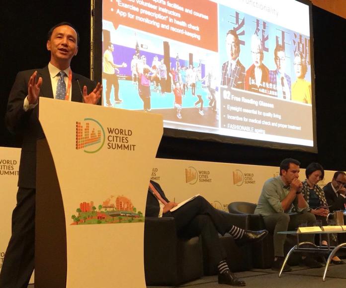 ▲朱立倫今日上午在新加坡舉行的「世界城市高峰會議」，以英文式針對「城市如何面對高齡社會的來臨」發表演說。（圖／新北市政府提供）