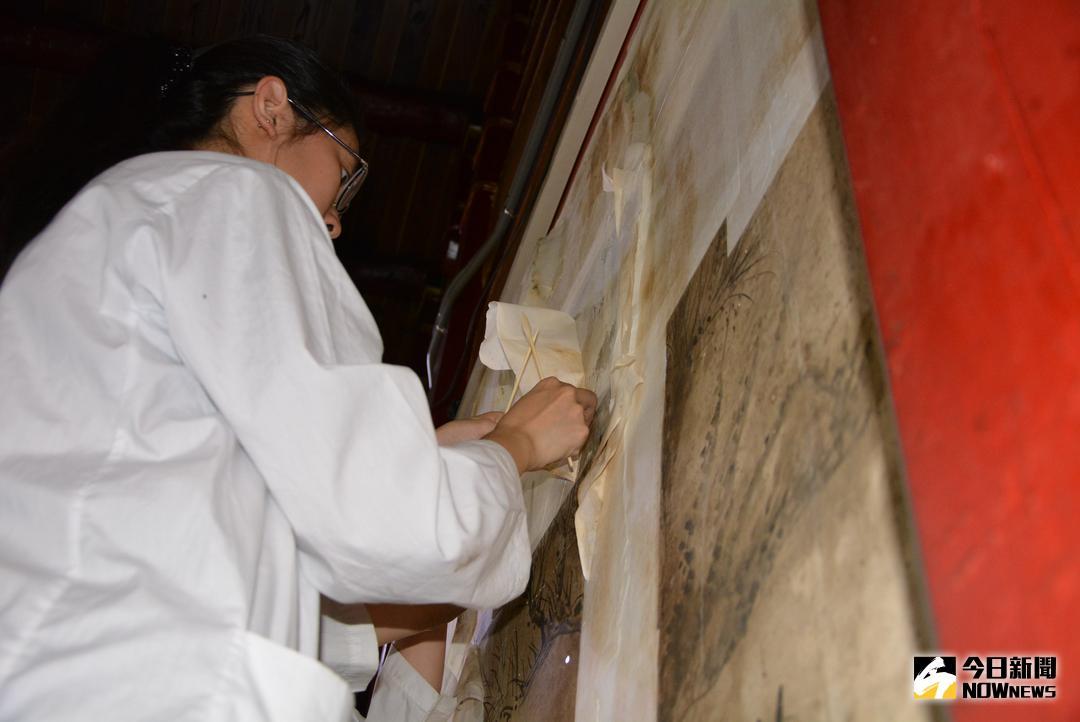 ▲南藝大修復團隊正在修復破損較嚴重的「八駿馬」。（圖／記者郭政隆攝影2018.7.10）