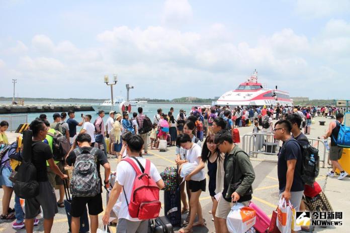 ▲澎湖遊客受到颱風影響　提前結束旅程急返台（圖／張塵攝 , 2018.07.10）
