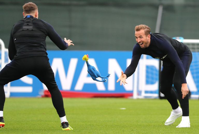 ▲玩瘋了！英格蘭挺進世足賽四強，半決賽前竟拿「尖叫雞」練球。（圖／翻攝自Esquire）