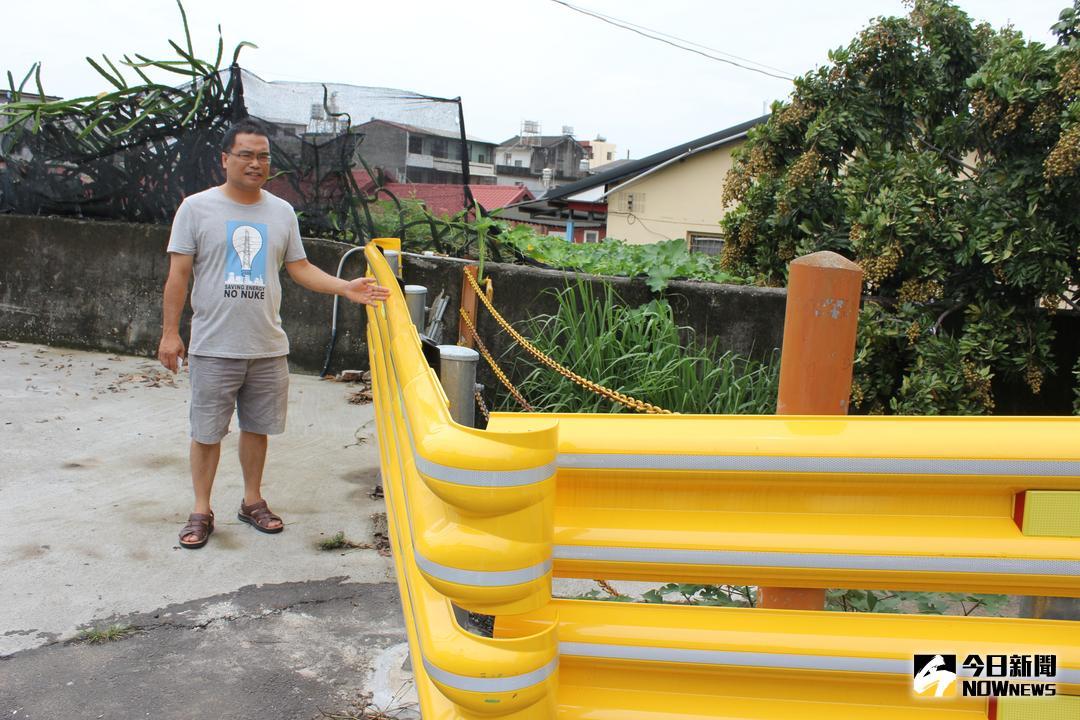 ▲青山國小輔導主任韓君毅說當時殉職的許碧蘭老師，被排水溝大水沖走，如今已加裝護欄。（圖／記者唐詠絮攝，2018.07.11）