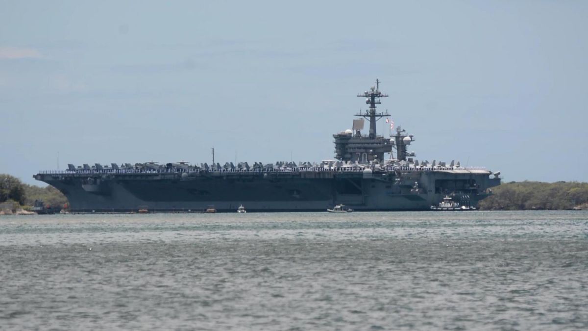 ▲美國海軍卡爾文森號航艦，7月9日從珍珠港出航，參加2018環太平洋演習。航艦打擊群加入多國聯軍後，將對演習中假想敵軍，進行空中和水面與陸上的目標進行攻擊，爭取制空權和制海權，要能有效隔離假想敵方占領軍與母國之間聯繫後，再發動登陸作戰。（圖／軍情與航空提供）