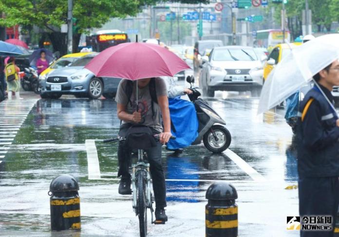▲今（ 23 ）日受熱帶性低氣壓和颱風外圍環流影響，台灣各地均有大雨發生的機率。（圖／NOWnews 資料圖片）