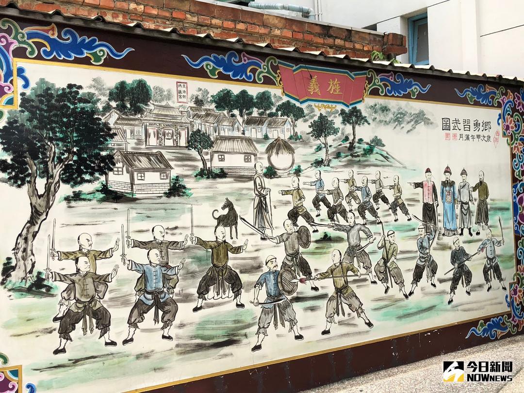 ▲壁畫中描示笨港居民蔡冰等人招募壯丁保護家園，平常練武強身晝夜守衛，並養了一隻很聰明的狗，防止盜匪偷襲。（圖／記者蘇榮泉翻攝，2018.07.12）