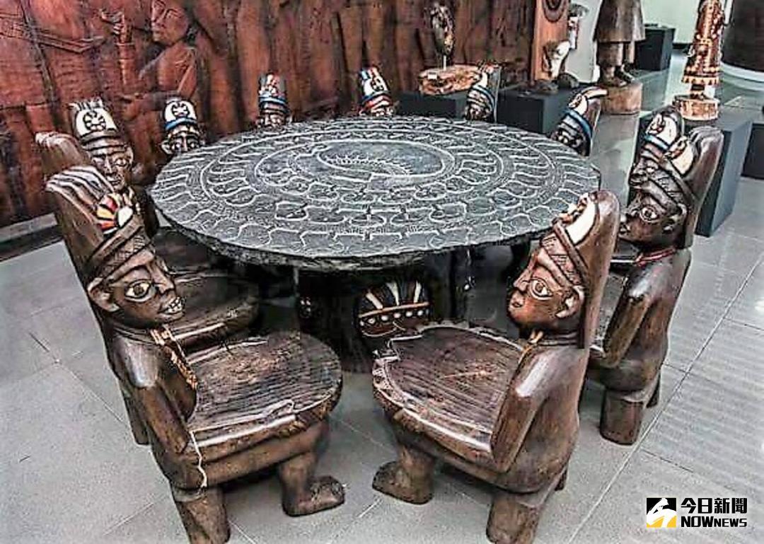 ▲原住民文化會館將泰武鄉籍競賽典藏品併圖書文物館木雕物件，以歷史連結方式進行首次展覽。（圖／記者陳宗傑攝,2018.07.12）