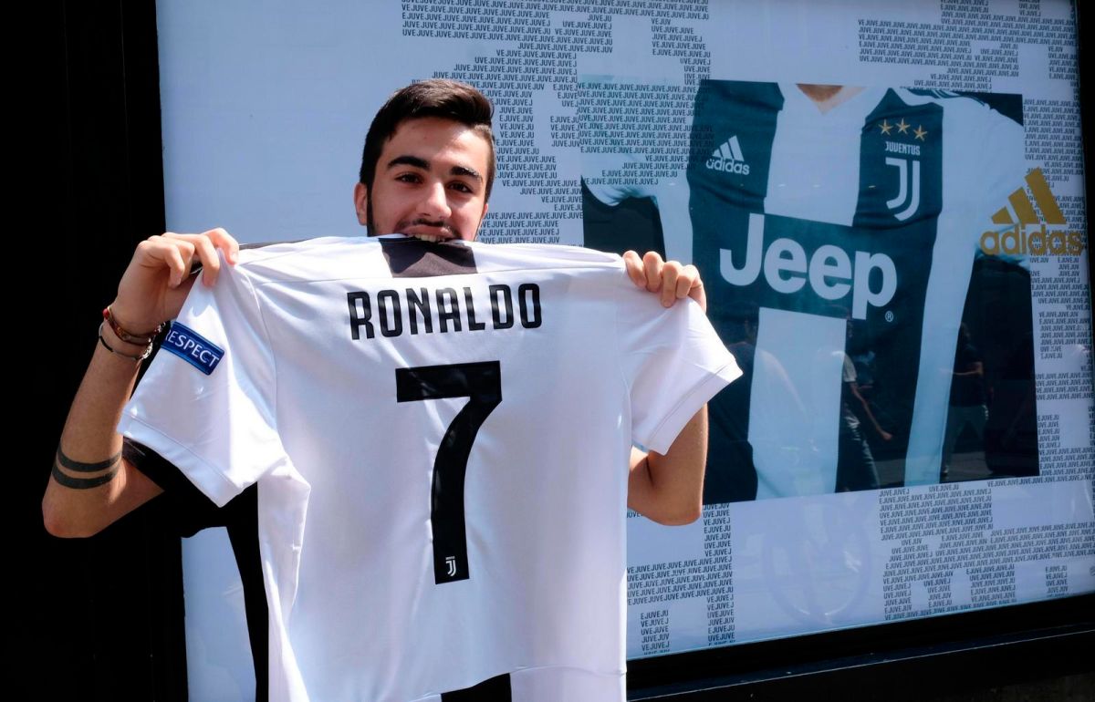 ▲球迷拿著Cristiano Ronaldo的尤文圖斯新球衣。（圖／美聯社／達志影像）