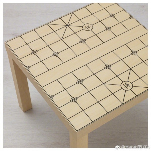 ▲奇葩！IKEA象棋桌長這樣，網酸：「誰設計的拉出去槍斃！」（圖／翻攝自 IKEA 微博）