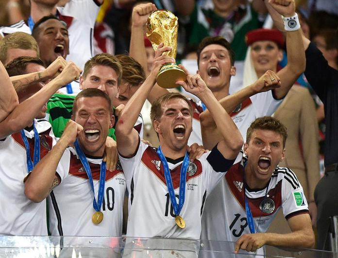 ▲2014年世界盃冠軍德國隊，隊長Philipp Lahm高舉冠軍金盃。（圖／美聯社／達志影像）