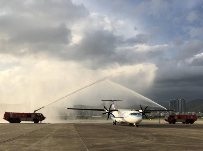 ▲華信航空首架 ATR72-600 自購新機於 11 日抵台，預計 16 日起投入澎湖航線營運。（圖／華信航空）