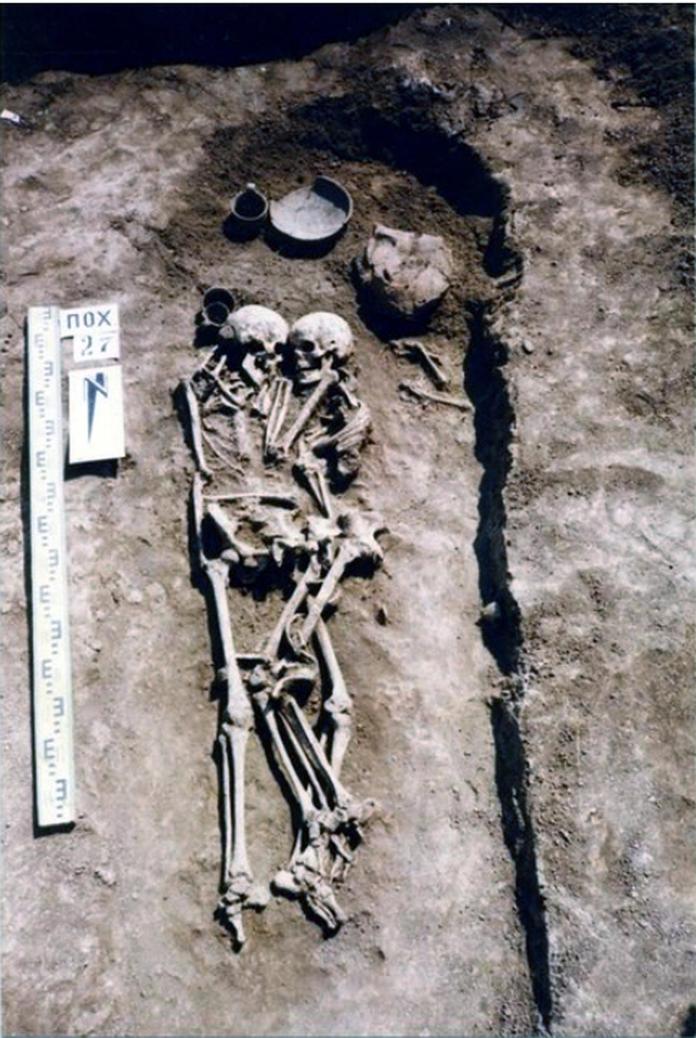 ▲考古學家在烏克蘭發現這對有著奇妙姿勢的亡骸。（圖／翻攝自《ladbible》）