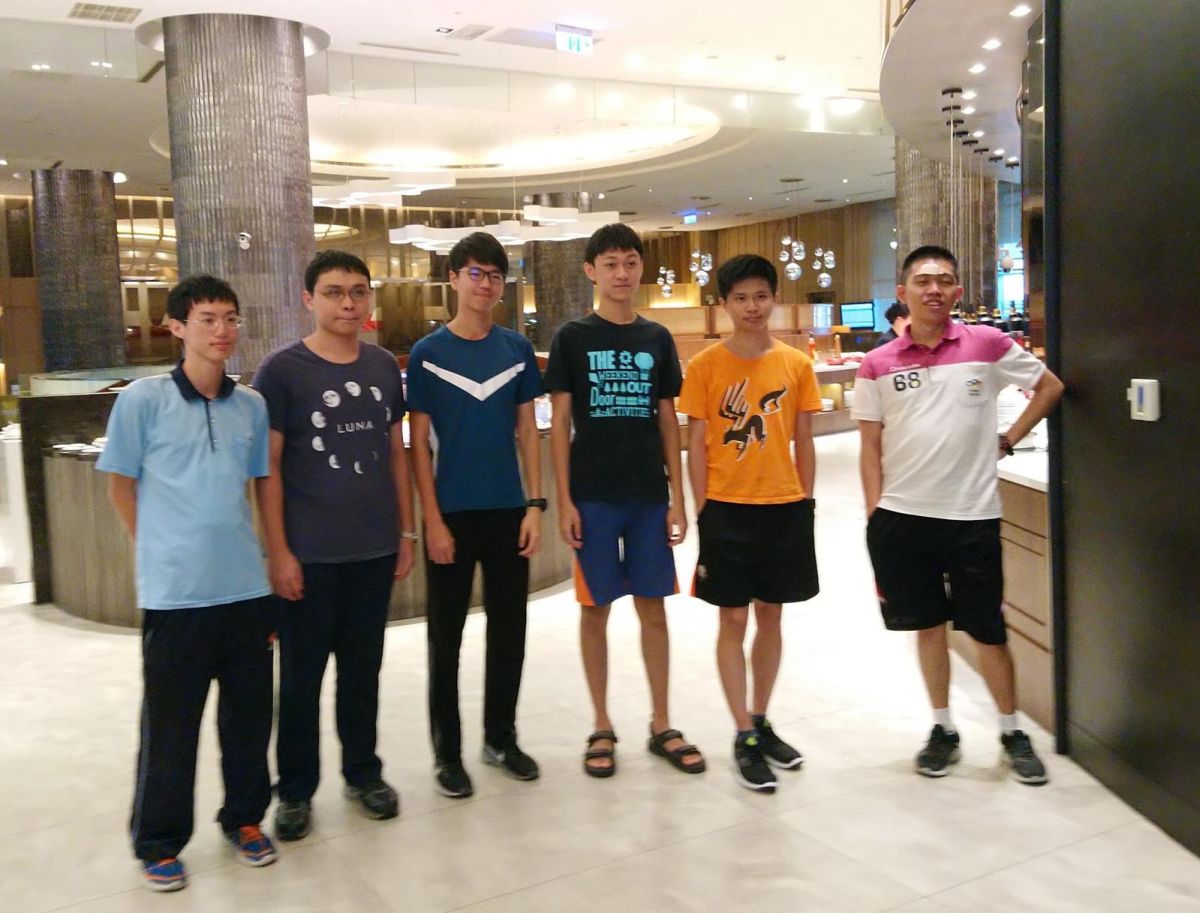 ▲我國六名選手參與國際數學奧林匹亞競賽，左起分別為黃維坪、鄭天盛、林庭風、王師宇、施佑昇、鄭容濤。（圖／教育部提供）