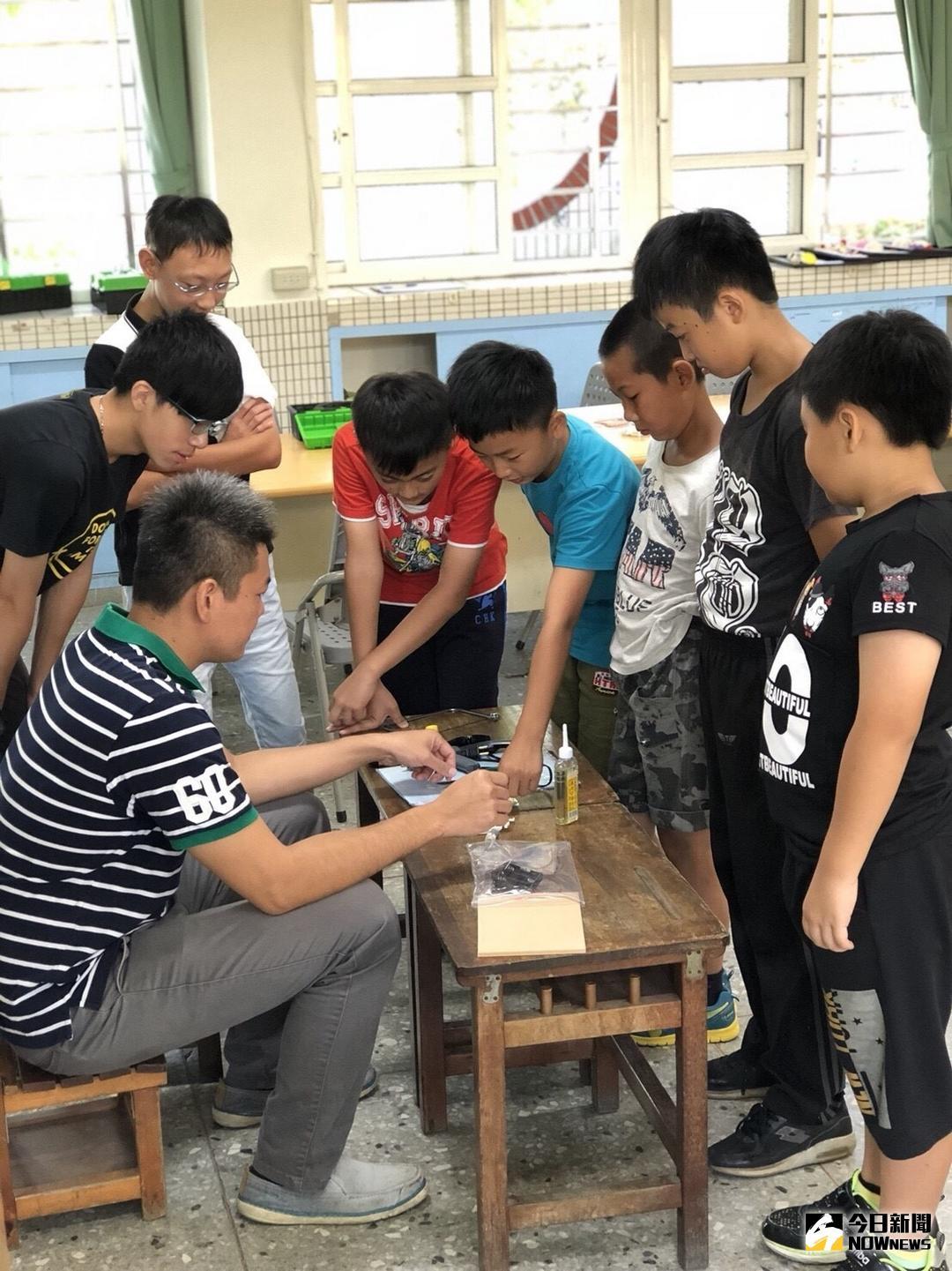 ▲彰化縣員林市東山國小舉辦仿生獸主題之動手做科學營隊，過程相當有趣、更具豐富的科學挑戰性，提升孩子科學學習的新模式。（圖／記者陳雅芳攝，2018.07.13\\)
