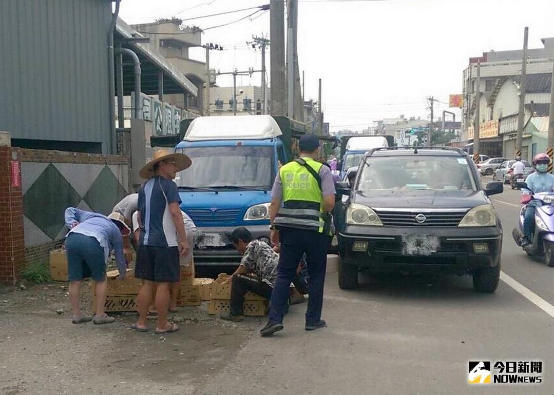 ▲北港警方特於牛墟日實施清道專案，避免攤商車輛或消費者因違規停車及擺攤，影響其他用路人權益。（圖／記者蘇榮泉攝，2018.07.13）