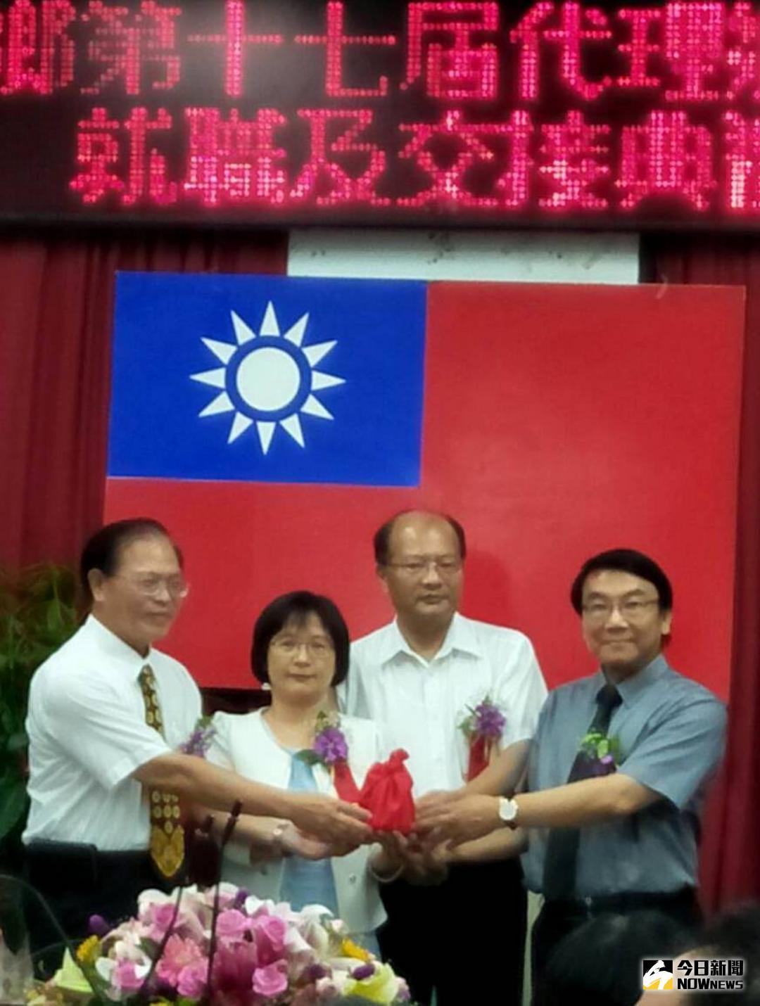 ▲靳邦忠（右）代理竹縣五峰鄉長，甫上任就展現不同風格，將各界祝賀花籃的費用，轉換成愛心捐款。（圖／靳邦忠提供）