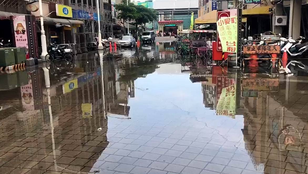 ▲近來連日豪雨又逢農曆初一海域大潮，造成旗津廟前路淹水。（圖／NOWnews資料照）
