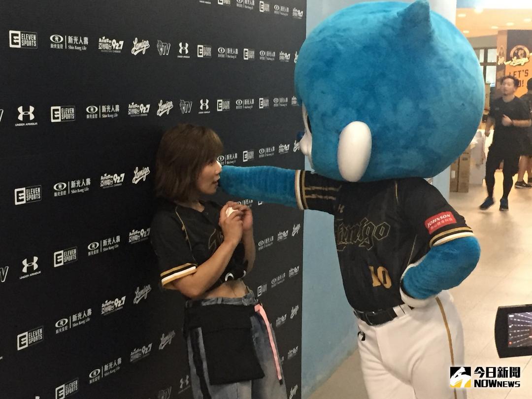 ▲李佳薇和猿氣小子大玩「壁咚」（圖／劉祐廷攝 , 2018.07.14）