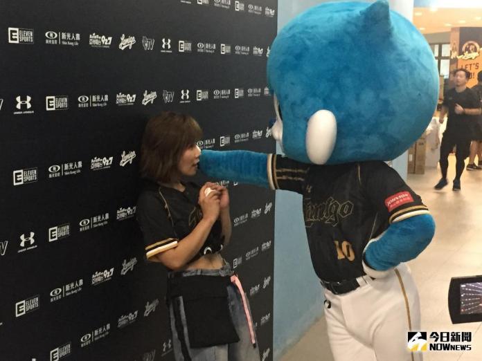 ▲李佳薇和猿氣小子大玩「壁咚」（圖／劉祐廷攝 , 2018.07.14）