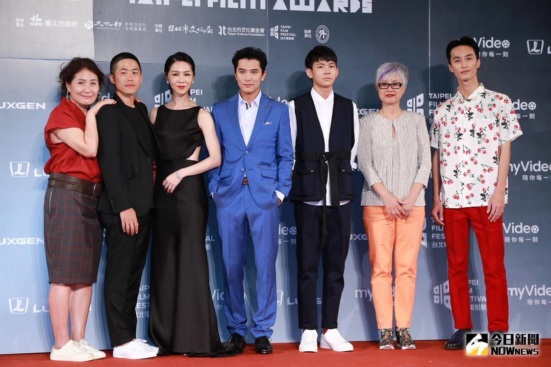 ▲2018台北電影獎頒獎典禮，《誰先愛上他的》導演徐譽庭（左起）、許智彥、演員謝盈萱、邱澤、黃聖球、高愛倫、李英宏。（圖／NOWnews攝影中心，2018.07.14）