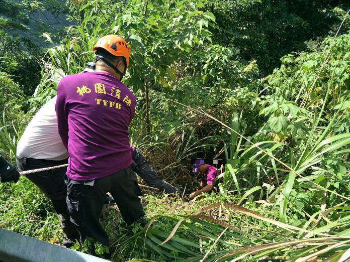 台7線下坡山路車速快　自行車騎士摔落崖
