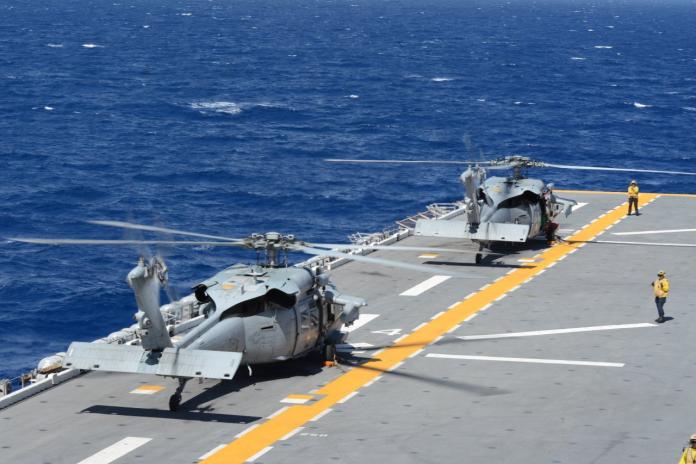 ▲好人理查號的MH-60S直升機，在艦上飛行甲板準備升空執行任務。（圖／軍情與航空提供）