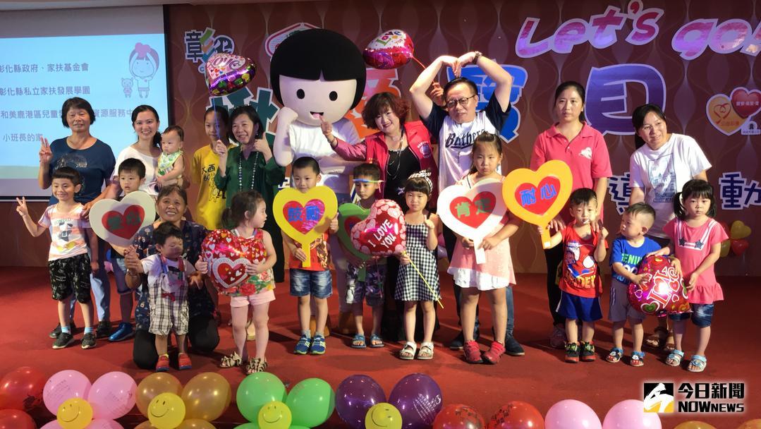 ▲彰化家扶發展學園辦理兒童發展篩檢與宣導活動，寶寶爬行、搬搬樂比賽，火箭汽球升空、親子一起闖關、串吸管項鍊等，場面熱鬧滾滾。（圖／記者陳雅芳攝，2018.07.15\\)