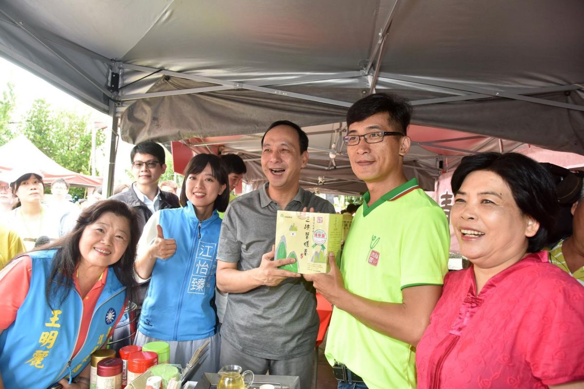 ▲ 新北市長朱立倫15日到三峽推廣農特產品，邀請民眾來三峽「喝茶、吃筍、尋好蜜」。（圖／新北市新聞局提供）