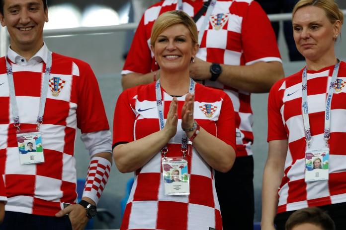 ▲克羅埃西亞女總統在世界盃足球賽中熱情地為國家隊加油，吸引不少觀眾目光。（圖／達志影像／美聯社）