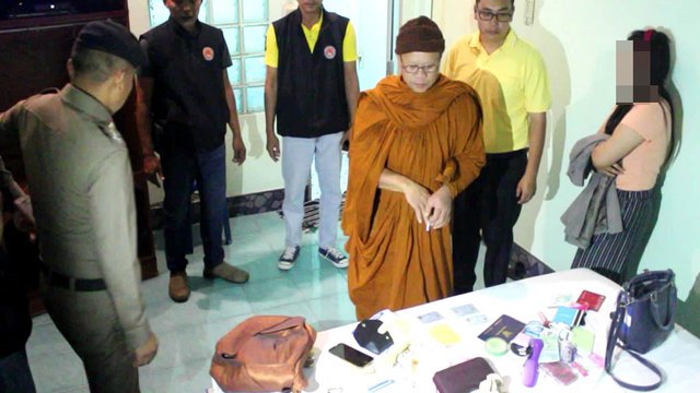 ▲泰國一名 51 歲僧人帶年輕嫩妹開房間遭查獲，警方連絡佛教辦公室要求為他強制還俗。（圖／翻攝自《Workpoint News》 , 2018.07.15）