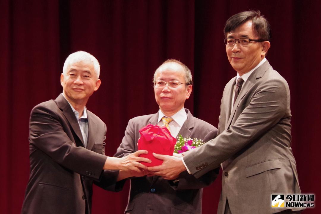 ▲新任交通部長吳宏謀今（ 16 ）日正式上任，在行政院政務委員張景森見證下，於交通部舉行交接典禮。（圖／記者陳致宇攝 , 2018.07.16）