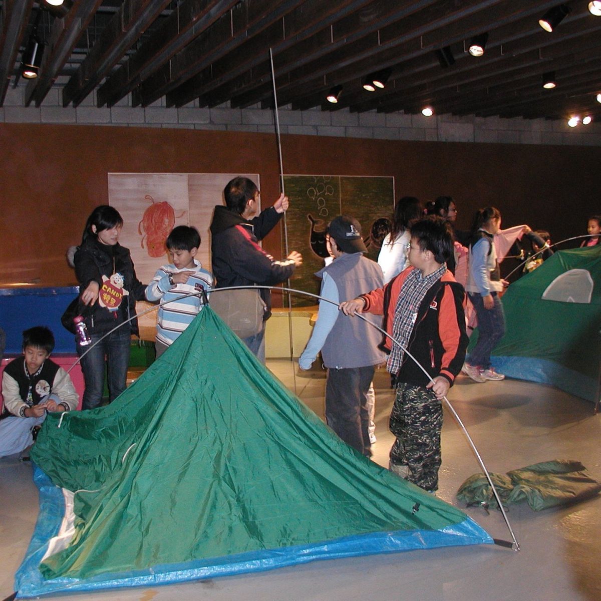 ▲夜宿陶博館不但能和新朋友一起搭帳篷，晚上還能透過觀星窗數星星。（圖／新北市立鶯歌陶瓷博物館提供）