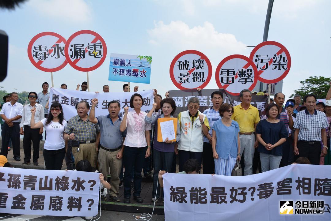 ▲民眾集結抗議嘉義蘭潭設置太陽能板。（圖／記者郭政隆攝影2018.7.16）