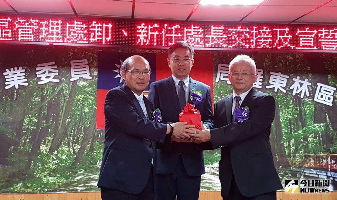 ▲羅東林區管理處新卸任處長交接，新任處長賴錫祿\\(右\\)卸任處長吳坤銘\\(左\\)，由林務局長林華慶\\(中\\)監交。（圖／記者李清貴攝 , 2018.07.16\\)