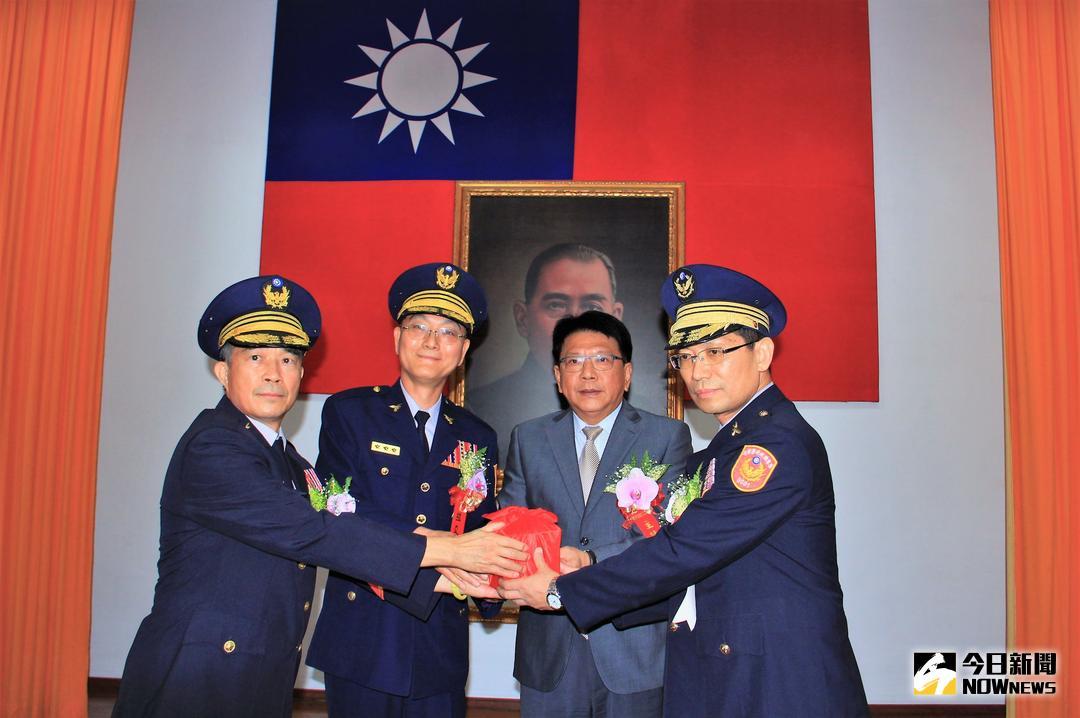 ▲縣長潘孟安主持屏東縣警察局長交接，警政委員陳永利擔任監交，副局長林長春代表卸任江局長，將印信呈交新局長葉明潭。（圖／記者陳宗傑攝,2018.07.16）