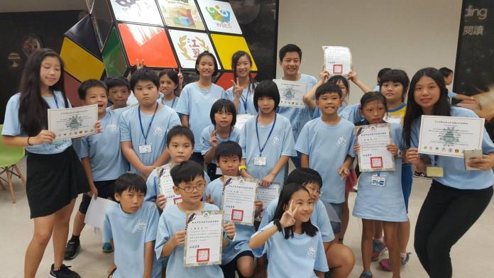 華裔美籍志工正向鼓勵教英文　新北學子開心學
