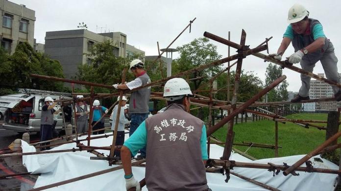 ▲工務局呼籲，每年5月至11月期間，要提防颱風侵襲招牌倒塌意外。（圖／高市工務局提供）