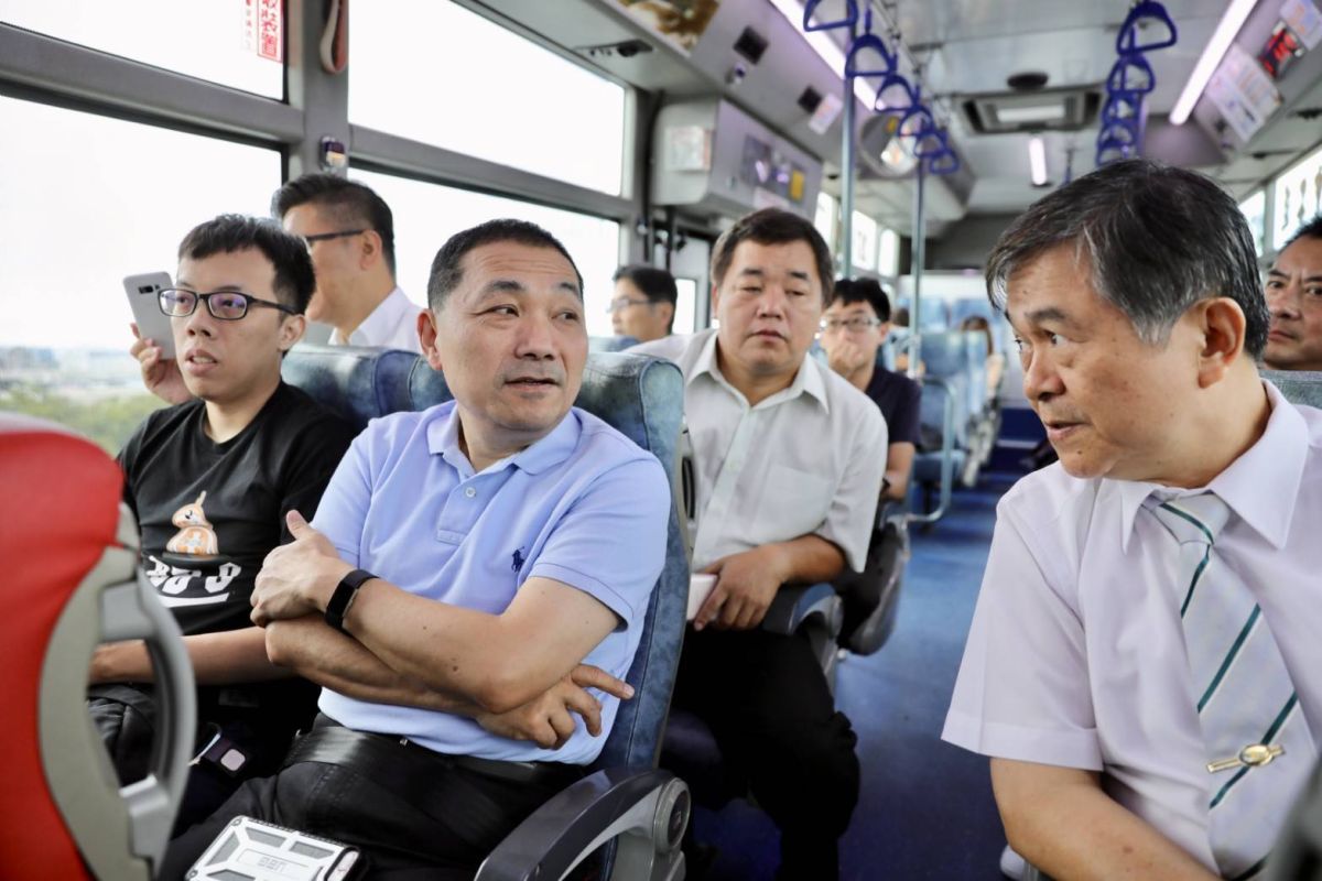 ▲侯友宜今日搭乘7月初剛開通的「五股—內湖科學園區」的跳蛙公車，實際體驗跳蛙公車的快速便捷，也關心通勤族的辛勞土。（圖／侯友宜辦公室提供）