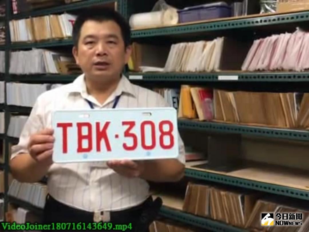 ▲交通部推出多元化計程車方案，車身禁用黃色，多元化計程車的車牌為「白底紅字」，屬合法經營。（圖／記者陳雅芳攝，2018.07.16\\)